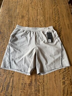VRST 7” Stealth Shorts Men’s Medium Silver Shadow Athletic Training Lined NWT